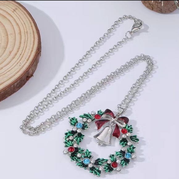 🌼 Christmas Necklace Wreath with Bell Charm Gold or Silver Tone - Picture 5 of 5